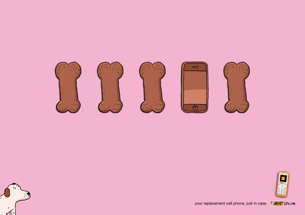 Publicité Bic - Bic phone - Your replacement cell phone, just in case - Un alignement d'os friandise pour chien - le téléphone marron est au milieu - Agence Ignition K -Espagne - 2011