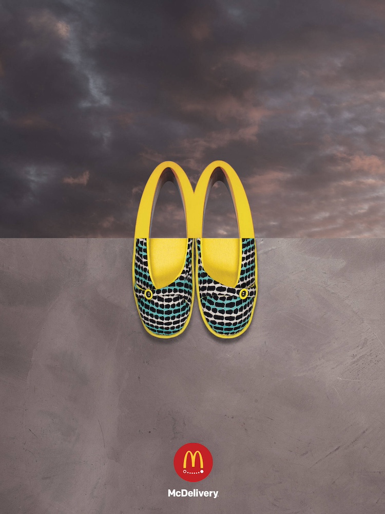 Publicité McDonald's - McDelivery - Pantoufles - Logo se mixant avec une paire de pantoufles - Ciel gris - Béton ciré au sol - TBWA - Argentine -2019