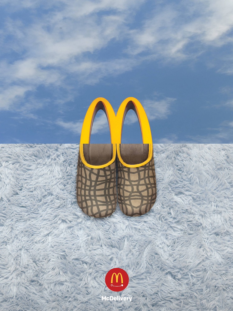 Publicité McDonald's - McDelivery - Pantoufles - Logo se mixant avec une paire de pantoufles - Ciel bleu - Moquette au sol - TBWA - Argentine -2019