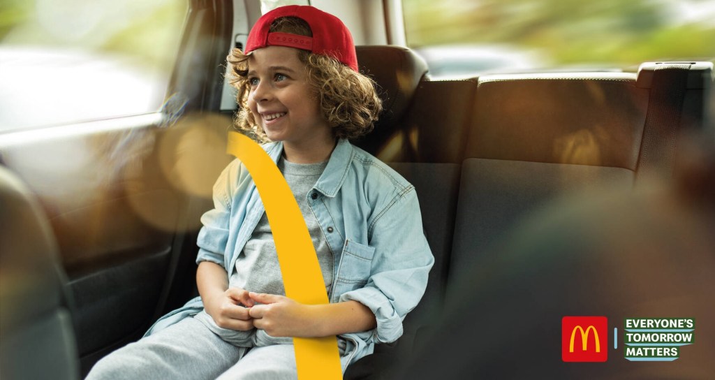 Publicité McDonald's - Everyone's tomorrow matters - Garçon avec casquette rouge attaché par une ceinture évoquant le logo de McDonald's - TBWA\Entelia - Chypre - 2022