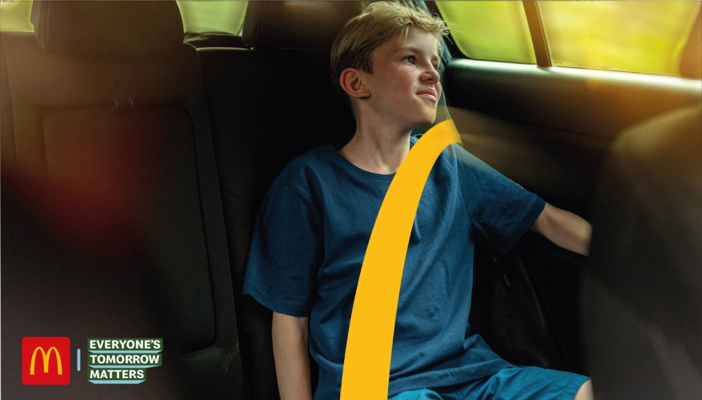 Publicité McDonald's - Everyone's tomorrow matters - Garçon en tee-shirt bleu attaché par une ceinture évoquant le logo de McDonald's - TBWA\Entelia - Chypre - 2022