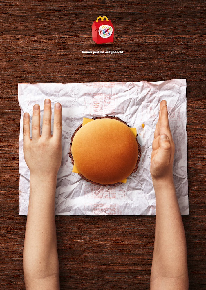 Publicité McDonald's - Happy Meal - Les mains ressemblent à des couvertes autour du burger - Agence DDB - Autriche - 2018