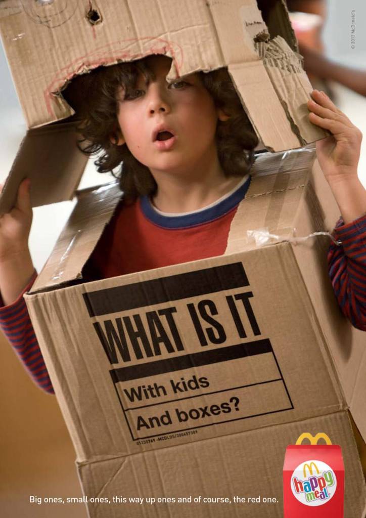 Publicité McDonald's - Happy Meal - What is it with kids and boxes ? — Un enfant transforme une boîte en carton en costume de robot - Agence Leo Burnett - UK - 2013