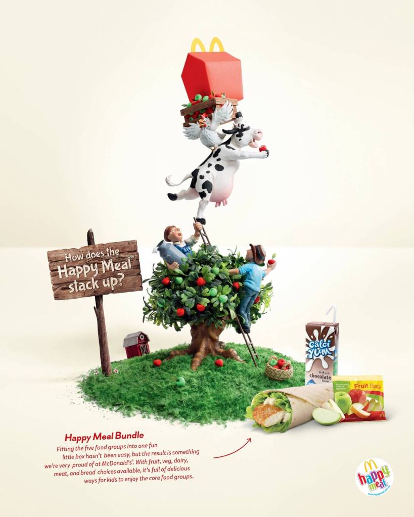 Publicité McDonald's - Happy Meal - How Does the Happy Meal stack-up ? - Happy Meal Bundle - Happy Meal en équilibre sur une caisse, une poule, une vache et un pommier - Agence Leo Burnett - Australie - 2013