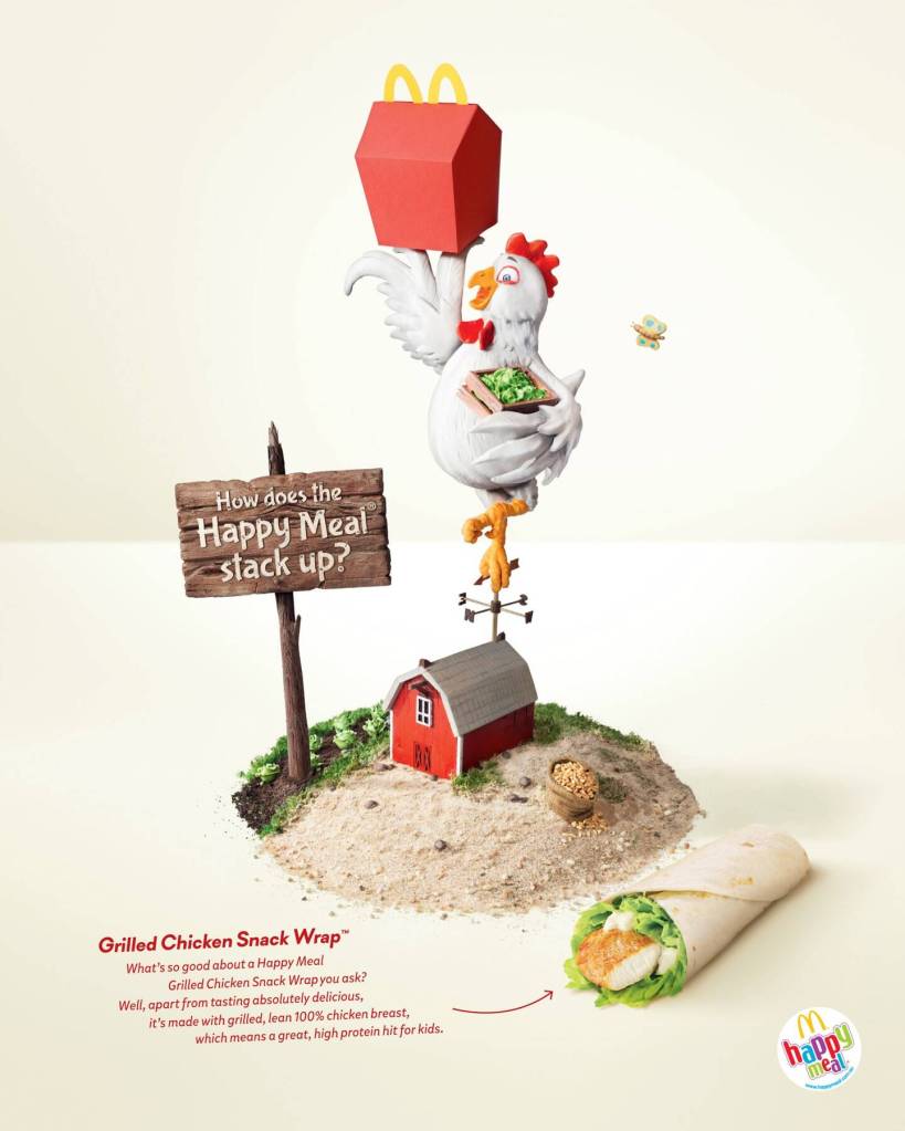 Publicité McDonald's - Happy Meal - How Does the Happy Meal stack-up ? - Grilled chicken Snack Wrap - Happy Meal en équilibre sur 1 coq posé sur une grange - Agence Leo Burnett - Australie - 2013