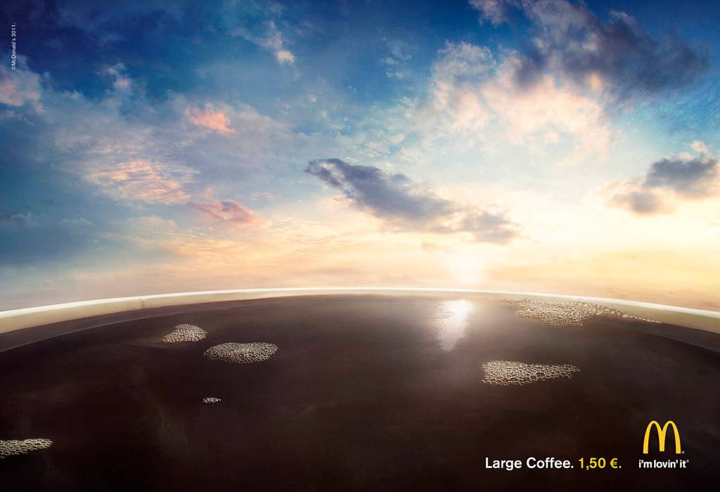Publicité McDonald's - Large Coffee - Très gros plan d'un café qui donne le sentiment que c'est une piscine à débordement - Hyperbole - Agence DDB - Finlande - 2011