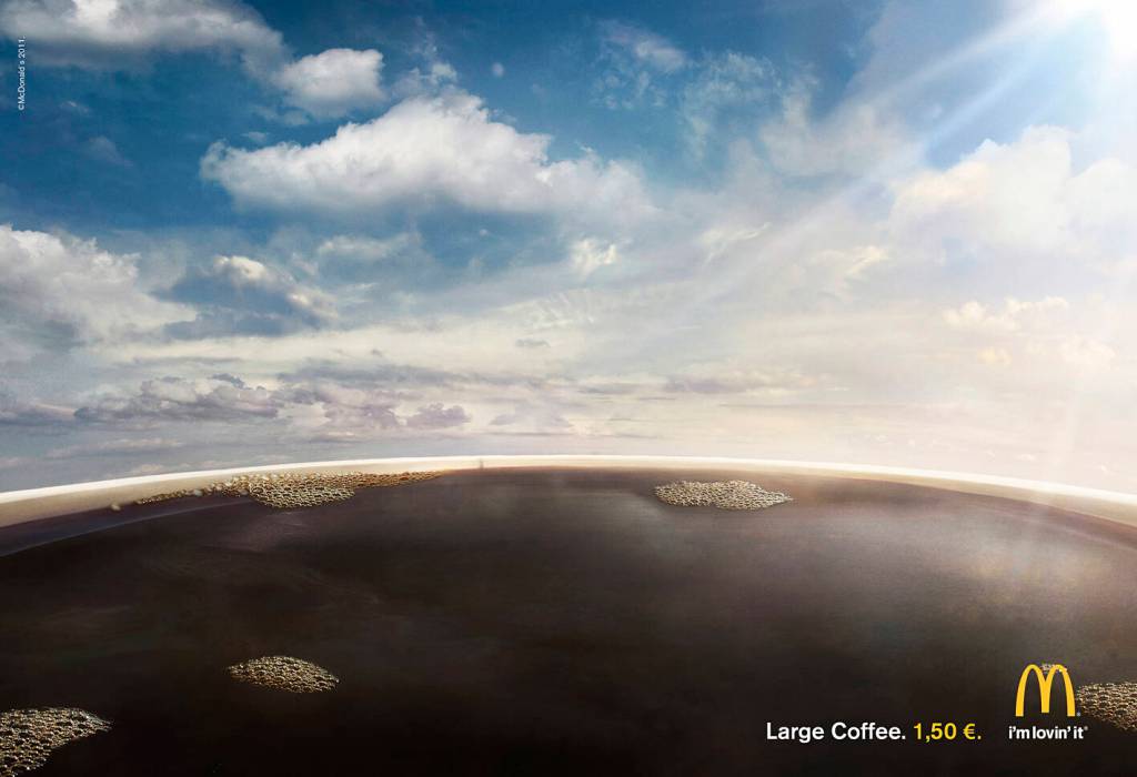 Publicité McDonald's - Large Coffee - Très gros plan d'un café qui donne le sentiment que c'est une piscine à débordement - Hyperbole - Agence DDB - Finlande - 2011