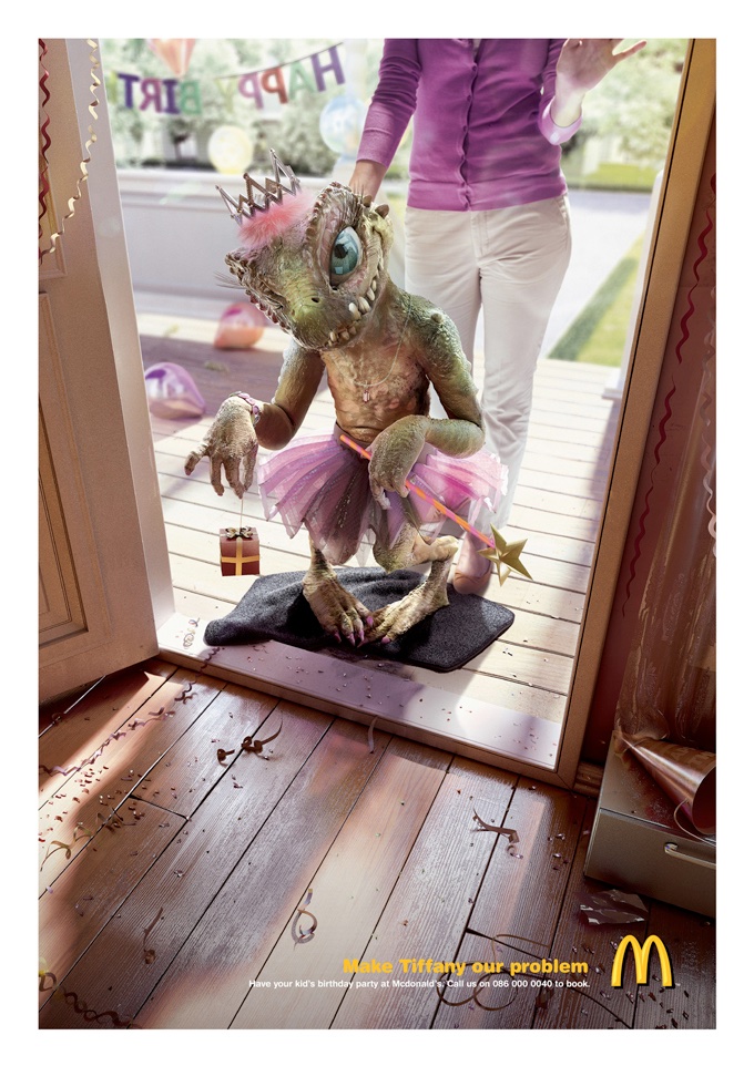 Publicité McDonald's - Party Birthday at McDonald's - Make tiffany our problem - Fillette à l'allure de monstre sur le pas de la porte avec une couronne de princesse sur la tête - Agence DDB - Afrique du sud - 2012