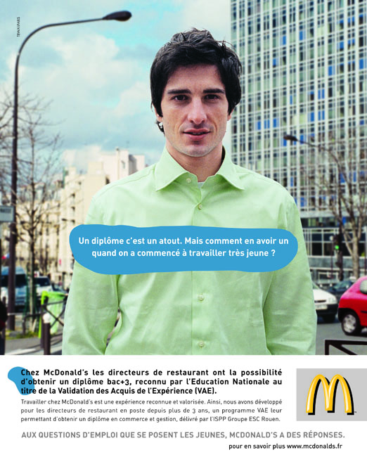 Publicité McDonald's - Recrutement - Homme en chemise devant un immeuble - Un diplôme, c'est un atout. Mais comment en avoir quand on a commencé à travailler très jeune ? - Agence TBWA Paris - 2004