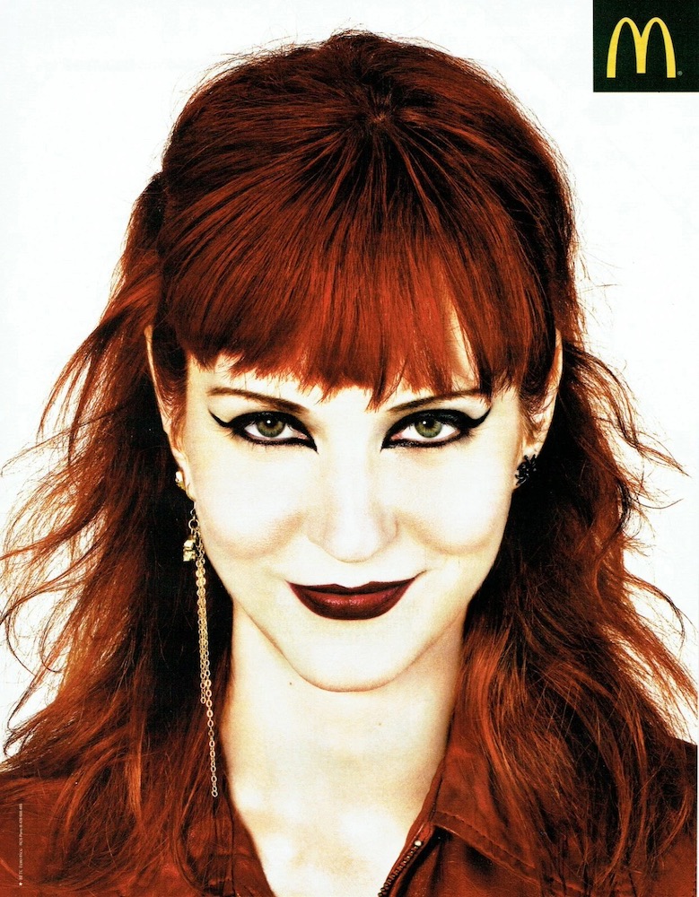 Publicité McDonald's - Venez comme vous êtes - Portraits - Femme cette fois-ci rousse aux cheveux longs et yeux maquillés avec un liseré sur le côté - BETC Paris - 2009