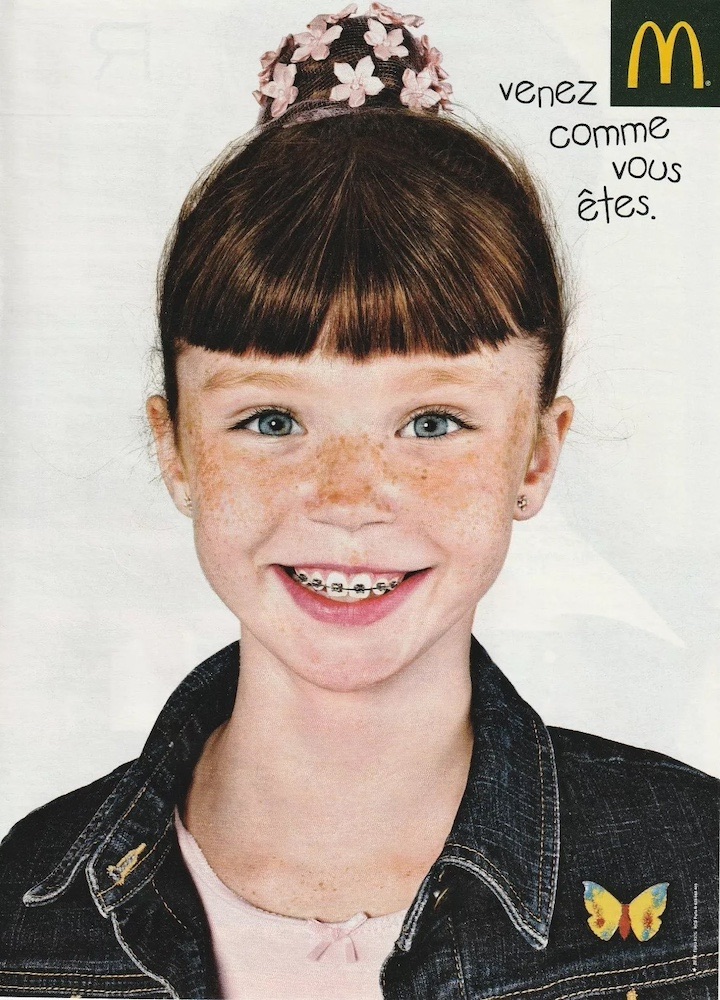 Publicité McDonald's - Venez comme vous êtes - Portraits - Fillette avec chignon sur la tête et appareil dentaire - BETC Paris - 2009
