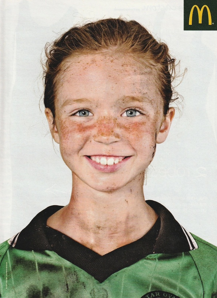 Publicité McDonald's - Venez comme vous êtes - Portraits - Même fillette, visage sali avec un tee-shirt de sport - BETC Paris - 2009