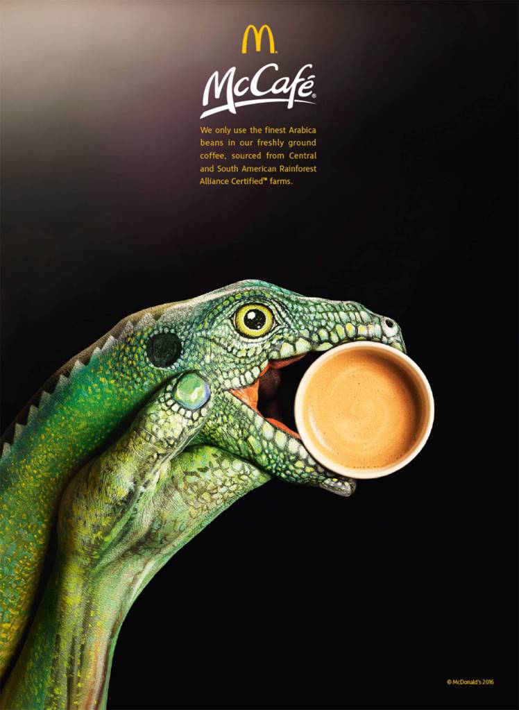 Publicité McDonald's - McCafé - Une main peinte en iguane évoque la provenance du café d'Amérique du Sud et Centrale - Agence Leo Burnett - UK -2016