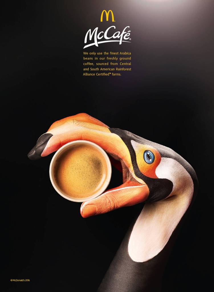Publicité McDonald's - McCafé - Une main peinte en calao évoque la provenance du café d'Amérique du Sud et Centrale - Agence Leo Burnett - UK -2016
