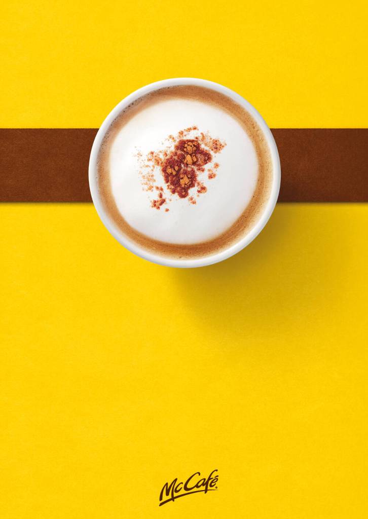 Publicité McDonald's - McCafé - Le café vu de haut et le fond rappelle un Minion - Agence DDB - Autriche - 2017