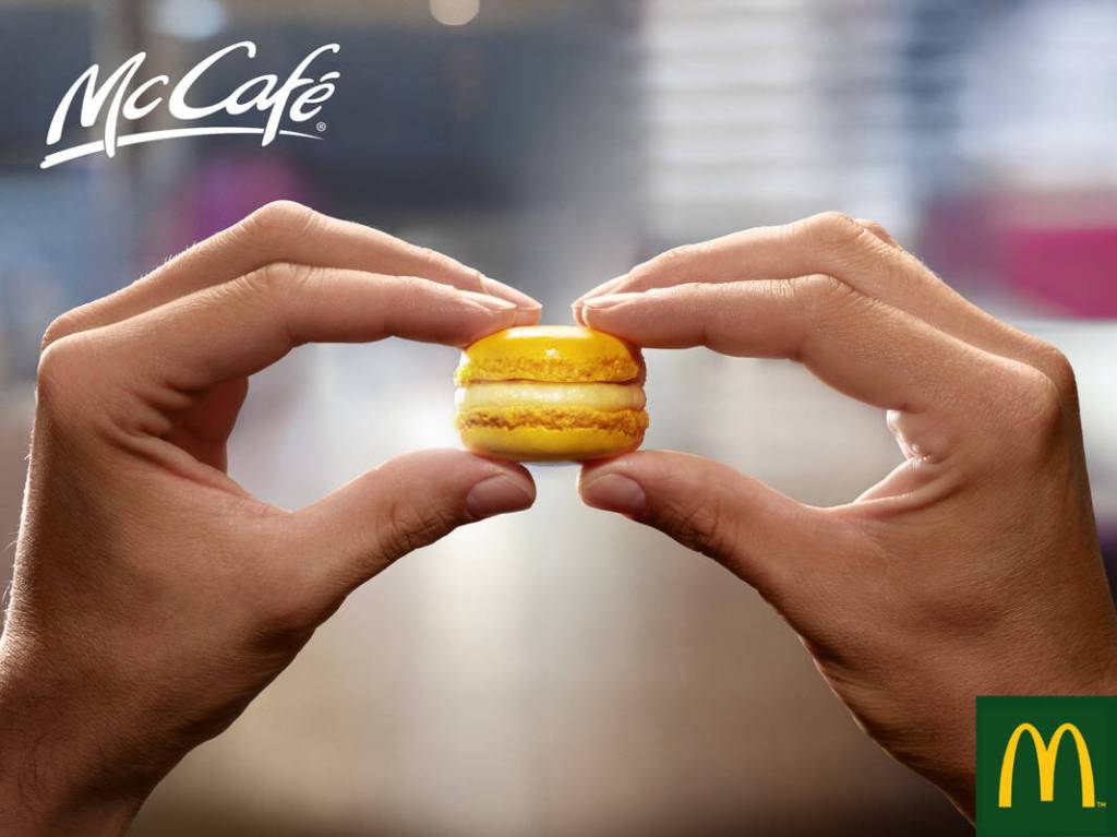 Publicité McDonald's - McCafé - Deux mains tiennent un macaron jaune comme on tient un hamburger - Agence TBWA Paris - 2009