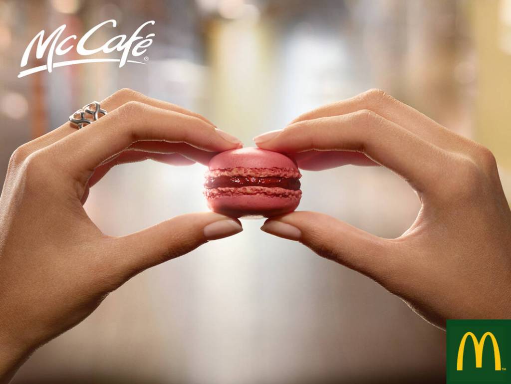 Publicité McDonald's - McCafé - Deux mains tiennent un macaron rose comme on tient un hamburger - Agence TBWA Paris - 2009