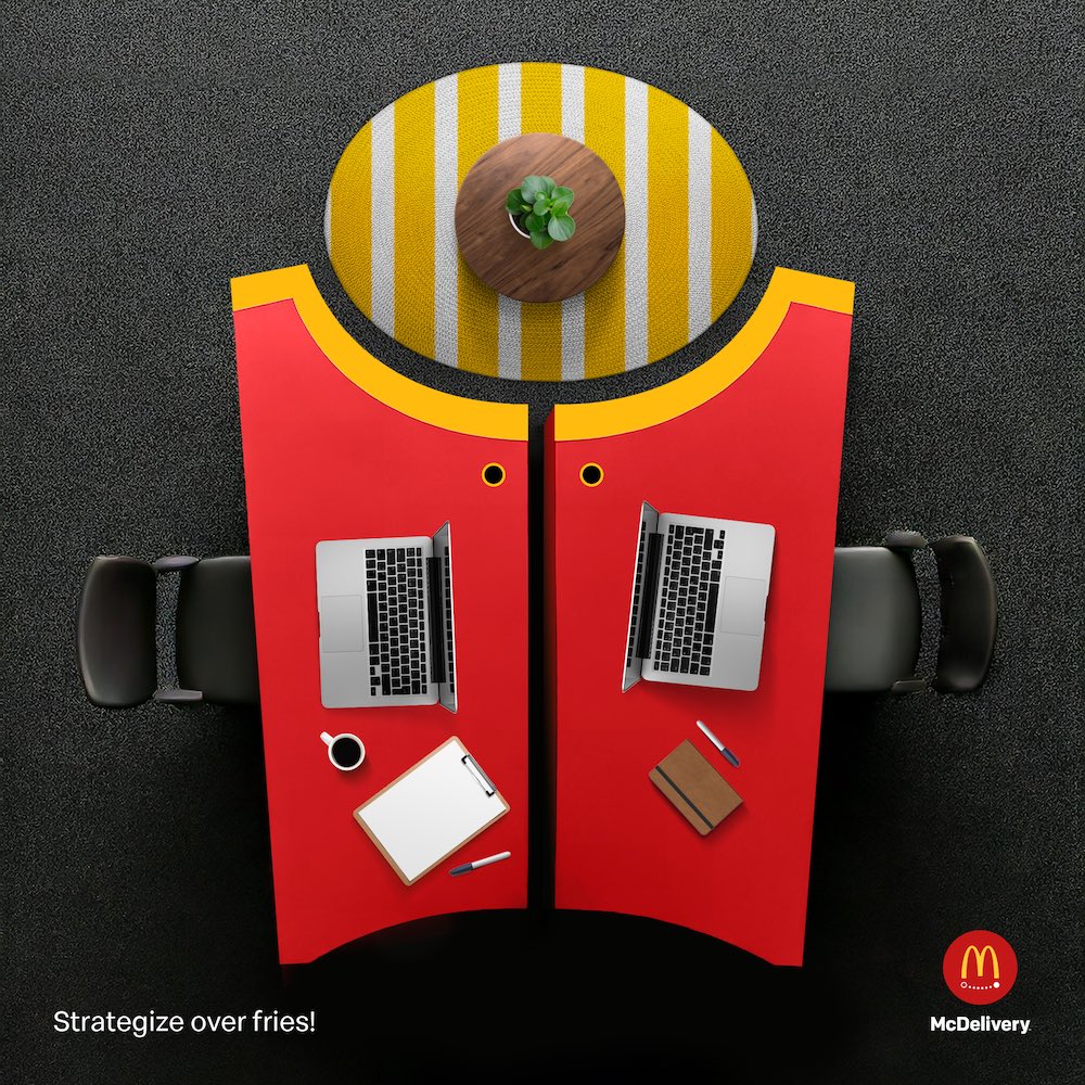 Publicité McDonald's - McDelivery - Composition de meubles de bureau évoquant des frites - Strategize over fries ! - Agence DDB - Azerbaïdjan - 2024