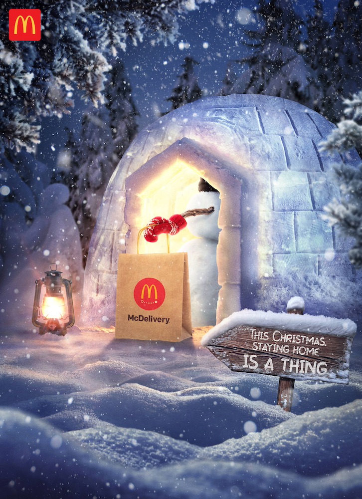 Publicité McDonald's - McDelivery This Chistmas staying home is a thing - Le bonhomme de neige se saisit du paquet apporté à domicile - Igloo - Agence Leo Burnett - Équateur - 2020