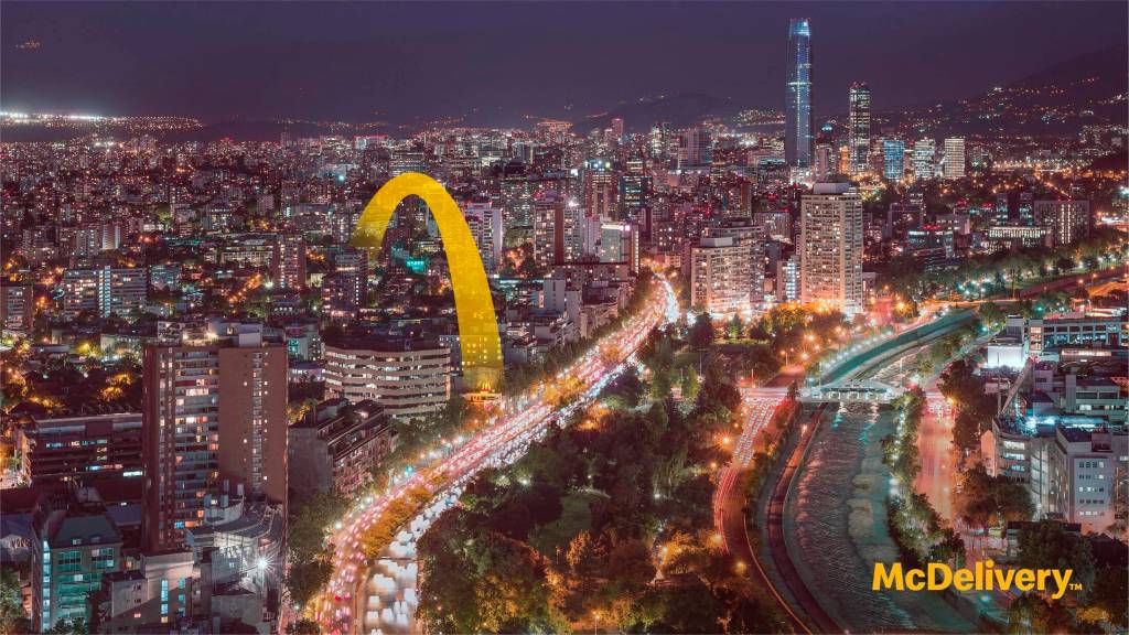 Publicité McDonald's - McDelivery - Le morceau du M, forme une arche qui va d'un point vers un autre dans la ville - Agence DDB - Colombie - 2021