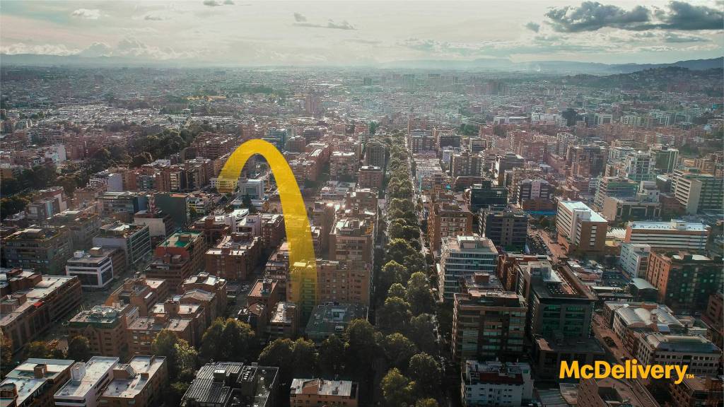 Publicité McDonald's - McDelivery - Le morceau du M, forme une arche qui va d'un point vers un autre dans la ville - Agence DDB - Colombie - 2021
