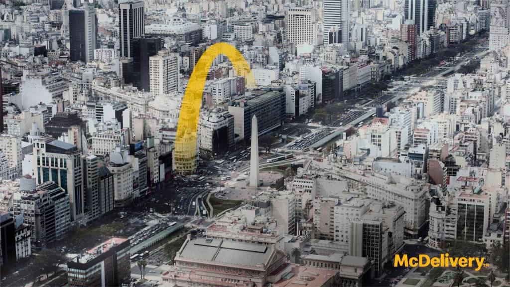 Publicité McDonald's - McDelivery - Le morceau du M, forme une arche qui va d'un point vers un autre dans la ville - Agence DDB - Colombie - 2021