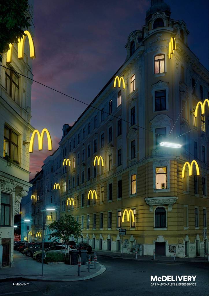 Publicité McDonald's - McDelivery - Les appartements arborent une enseigne McDonald's - Agence DDB - Autriche -2015