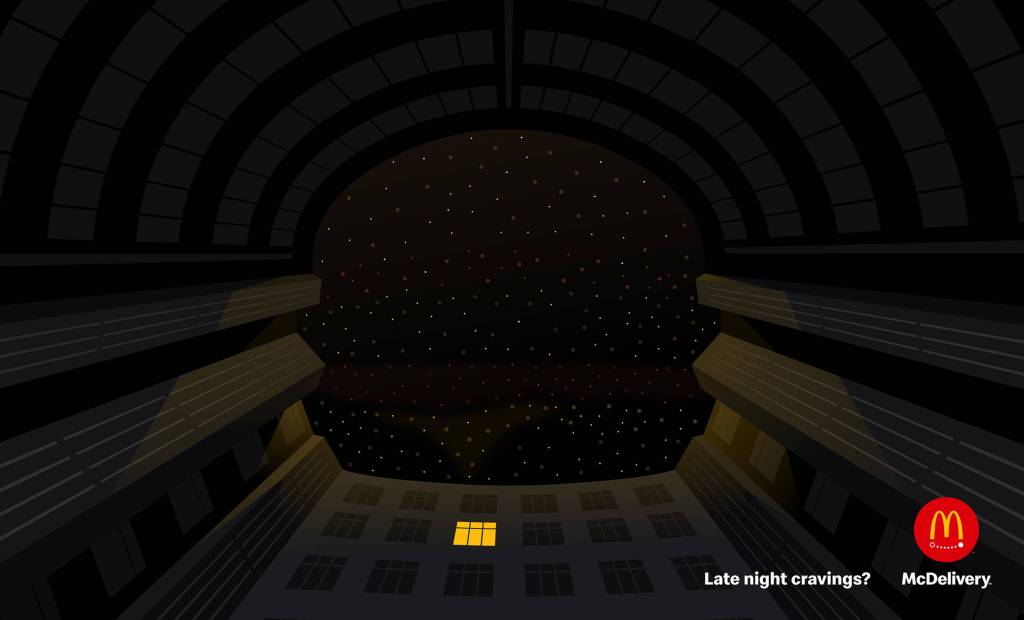 Publicité McDonald's - McDelivery - Late night cravings ? - Illustrations - Une fenêtre allumée - Le ciel étoilé au-dessus des immeubles prend la forme d'un gobelet d'un Big Mac - Agence DDB - Azerbaïdjan - 2021 