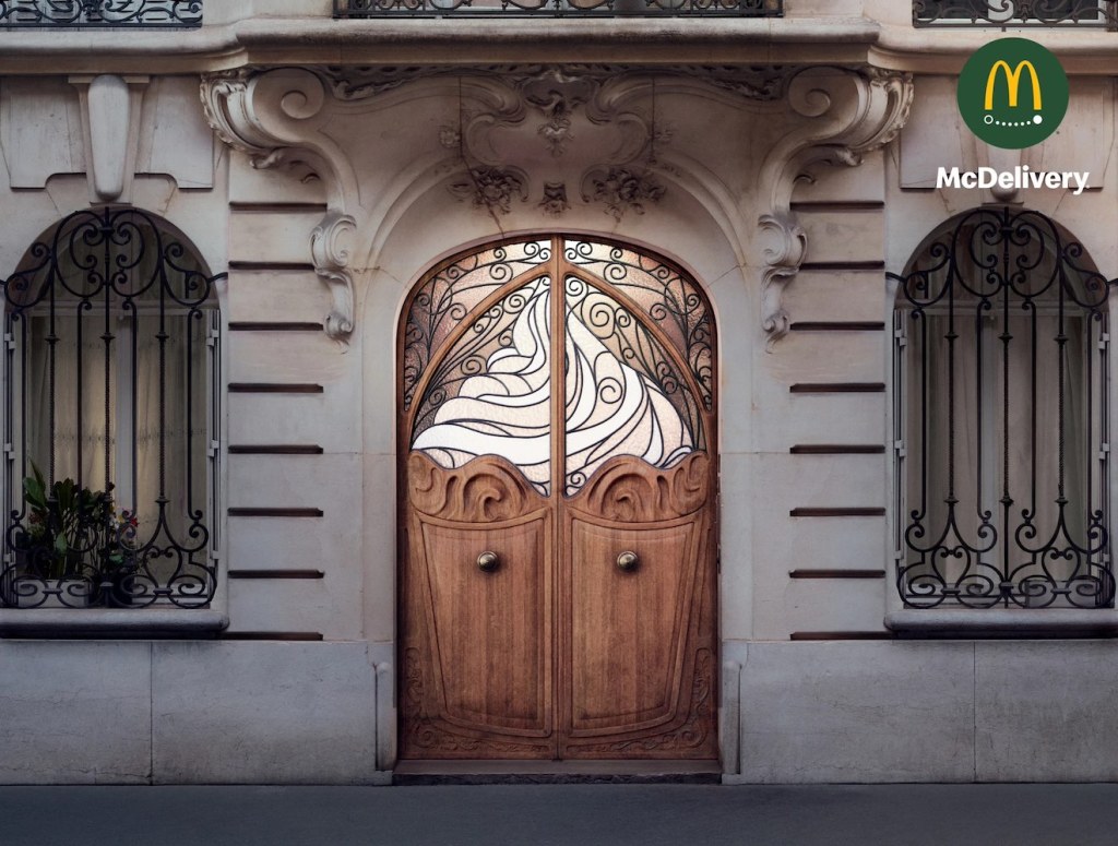 Campagne McDonald's - McDelivery - Les portes - Une porte d'entrée d'un immeuble haussmanien en forme de sundae - Agence TBWA Paris - 2022