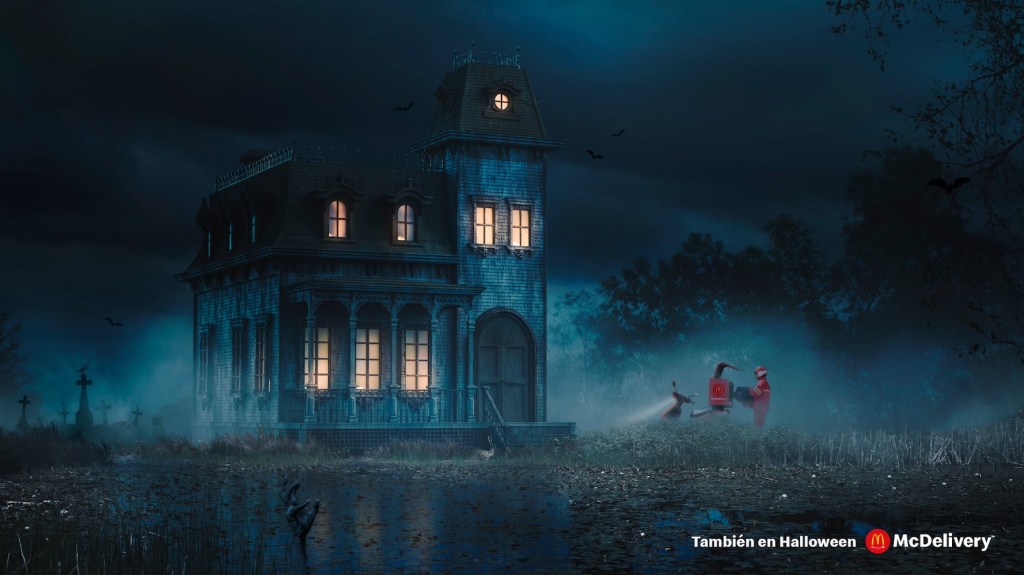 Publicité McDonald's - McDelivery - Tambien en Halloween - Un livreur en scooter fait une livraison dans une maison très inquiétante - Agence Camara TBWA - Uruguay - 2022