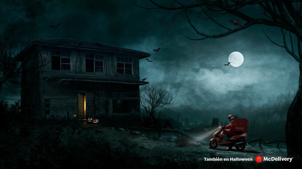 Publicité McDonald's - McDelivery - Tambien en Halloween - Un livreur en scooter fait une livraison dans une maison très inquiétante - Agence Camara TBWA - Uruguay - 2022