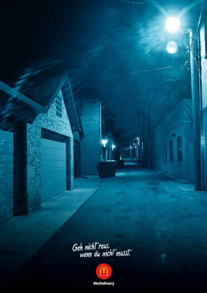 Publicité McDonald's - McDelivery - Halloween - Geh nicht raus, wenn du nicht musst - Une rue très inquiétante dans des tons bleus - Agence DDB - Autriche - 2021
