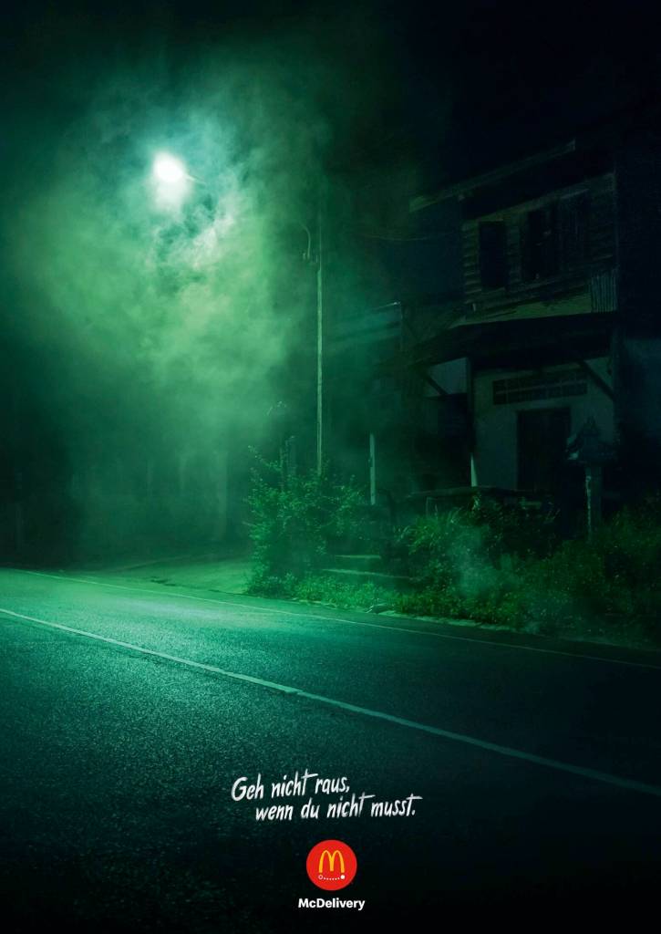 Publicité McDonald's - McDelivery - Halloween - Geh nicht raus, wenn du nicht musst - Une route très inquiétante dans des tons verts - Agence DDB - Autriche - 2021