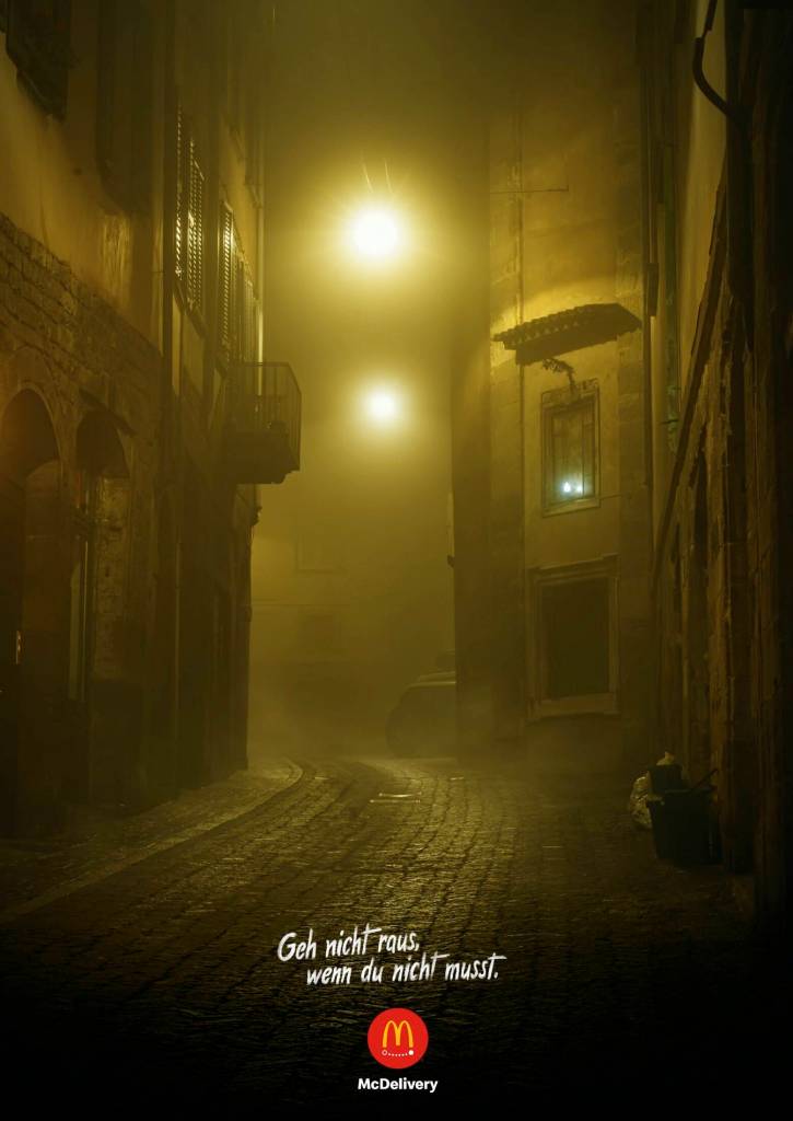 Publicité McDonald's - McDelivery - Halloween - Geh nicht raus, wenn du nicht musst - Une ruelle très inquiétante dans des tons jaunes - Agence DDB - Autriche - 2021