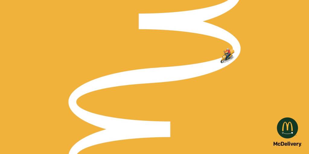Publicité McDonald's - McDelivery - Le livreur en cyclomoteur emprunte une route qui prend la forme des arches de McDonald's - Agence Leo Burnett - Italie - 2019