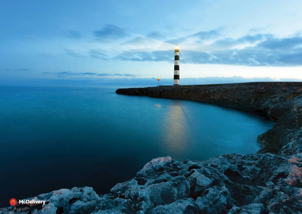 Publicité McDonald's - McDelivery - On vous livre partout - Une enseigne McDonald's près d'un phare - Agence Publicis Groupe - Panama - 2019