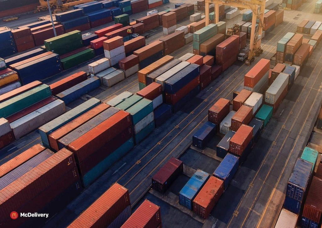 Publicité McDonald's - McDelivery - On vous livre partout - Une enseigne McDonald's près d'un ensemble de containers dans un port - Agence Publicis Groupe - Panama - 2019