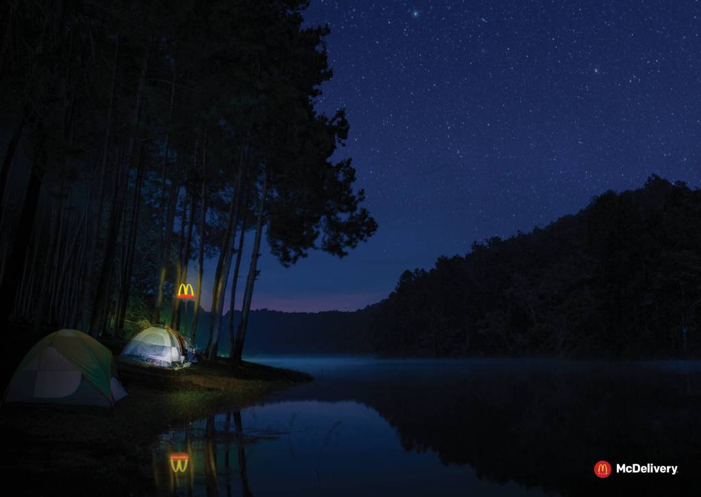 Publicité McDonald's - McDelivery - On vous livre partout - Une enseigne McDonald's près d'une toile de tente au bord d'un lac - Agence Publicis Groupe - Panama - 2019