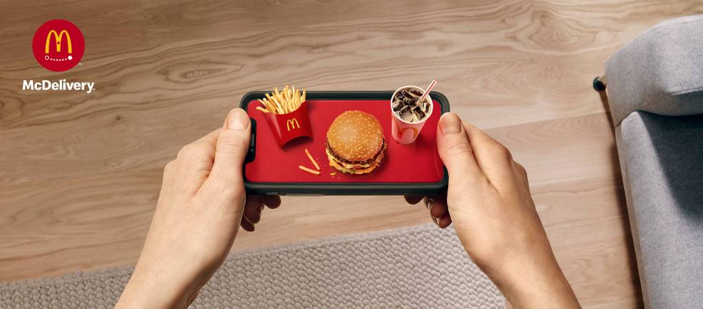 Publicité McDonald's - McDelivery -Le plateau minuscule évoque un smartphone - Agence Cossette - Canada - 2021
