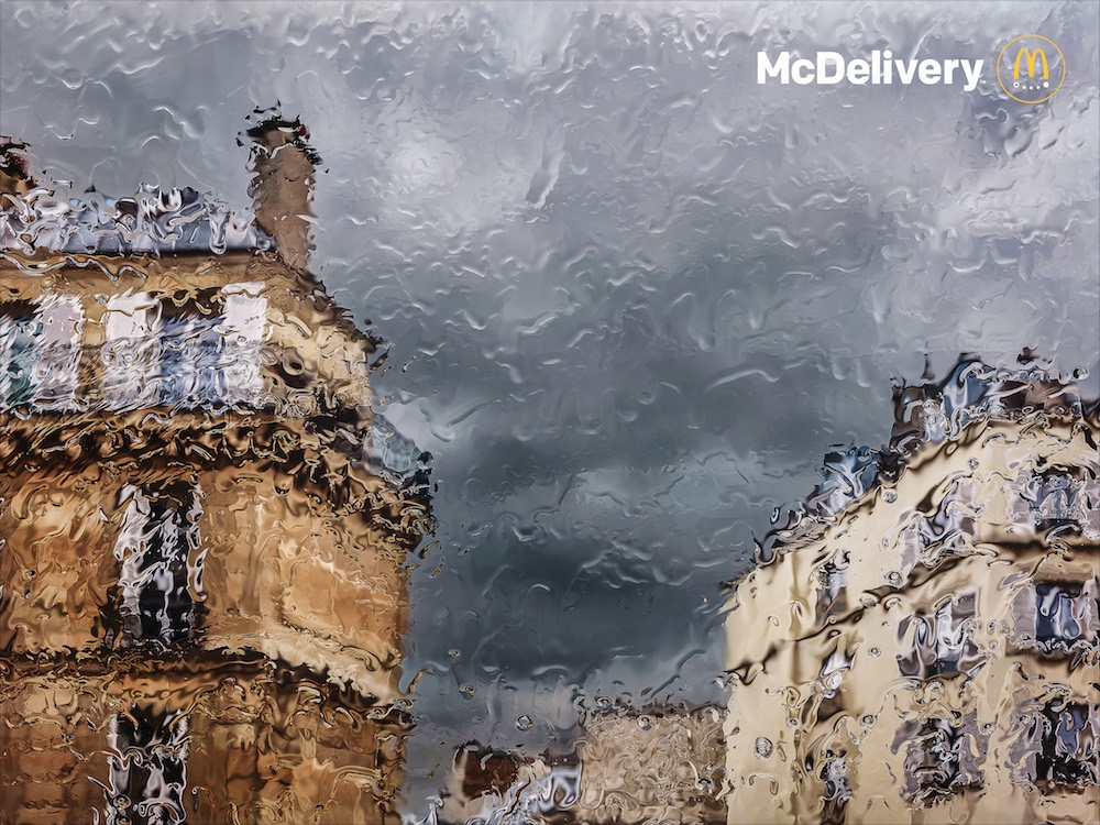 Publicité McDonald's - McDelivery - Pluie - Temps pluvieux regardé derrière une fenêtre recouverte de gouttes d'eau - Agence TBWA Paris - 2019