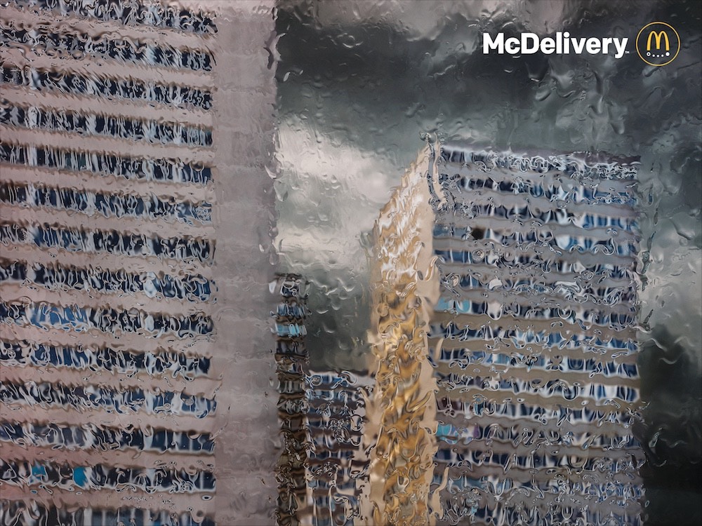 Publicité McDonald's - McDelivery - Pluie - Temps pluvieux regardé derrière une fenêtre recouverte de gouttes d'eau - Agence TBWA Paris - 2019