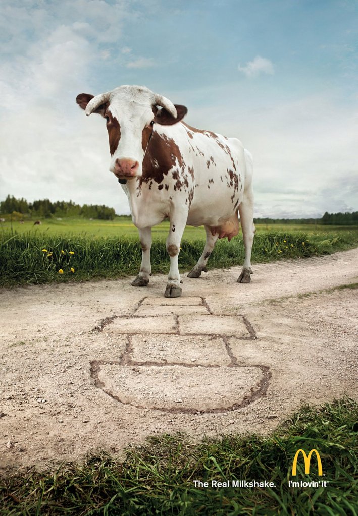 Publicité McDonald's - The Real Milkshake - Une vache sur un chemin devant une marelle - Agence DDB - 2012