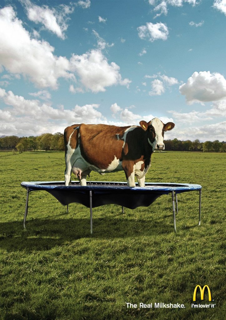 Publicité McDonald's - The real Milkshake - Une vache dans un champ fait du trampoline - Agence DDB - 2012
