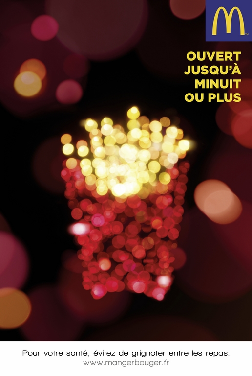 Publicité McDonald's - Ouvert jusqu'à minuit ou plus - Lumières scintillant formant une pochette de frites - Agence TBWA Paris - 2017
