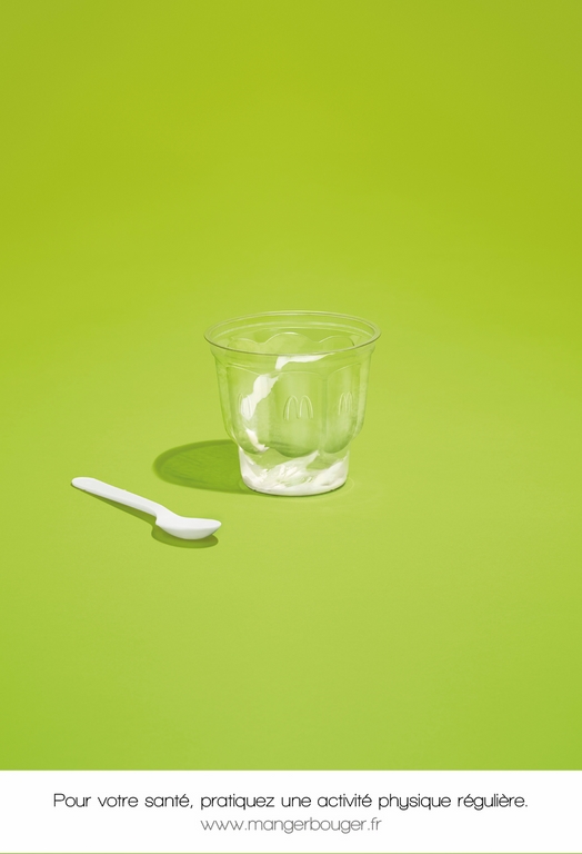 Publicité McDonald's - Packagings - Minimaliste - Vous n'en perdrez pas une miette - Packaging de Sundae vide avec sa cuillère - Agence TBWA Paris - 2017