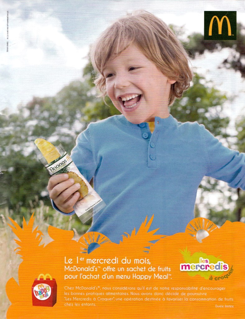Publicité McDonald's - Happy Meal -  Le premier mercredi du mois, McDonald's offre un sachet de fruit pour l'achat d'un Happy Meal - Un enfant tient un sachet avec un fruit dans ses doigts - Agence TBWA Paris