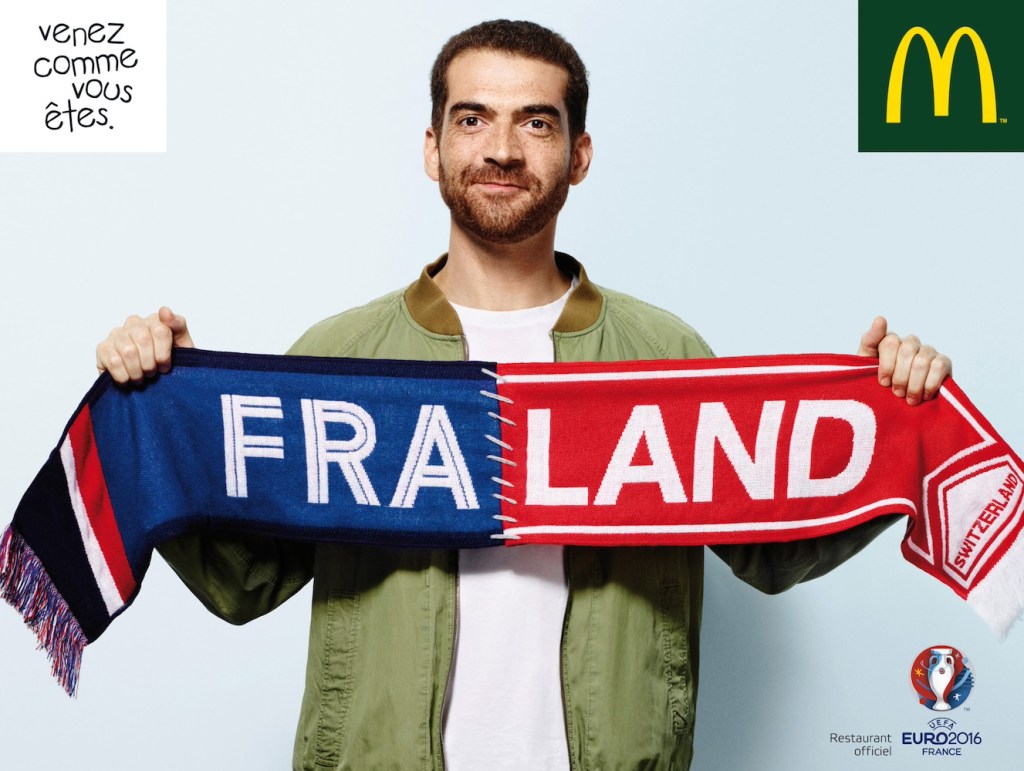 Publicité McDonald's - Venez comme vous êtes - Euro 2016 - Un homme porte une écharpe "Fraland" - France-Suisse - Agence BETC Paris - 2016