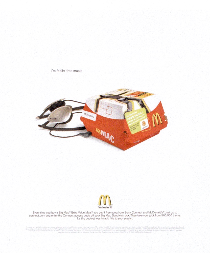 Publicité McDonald's - I'm feelin' free music - Un casque plié à côté d'un packaging de BigMac - 2004 - USA