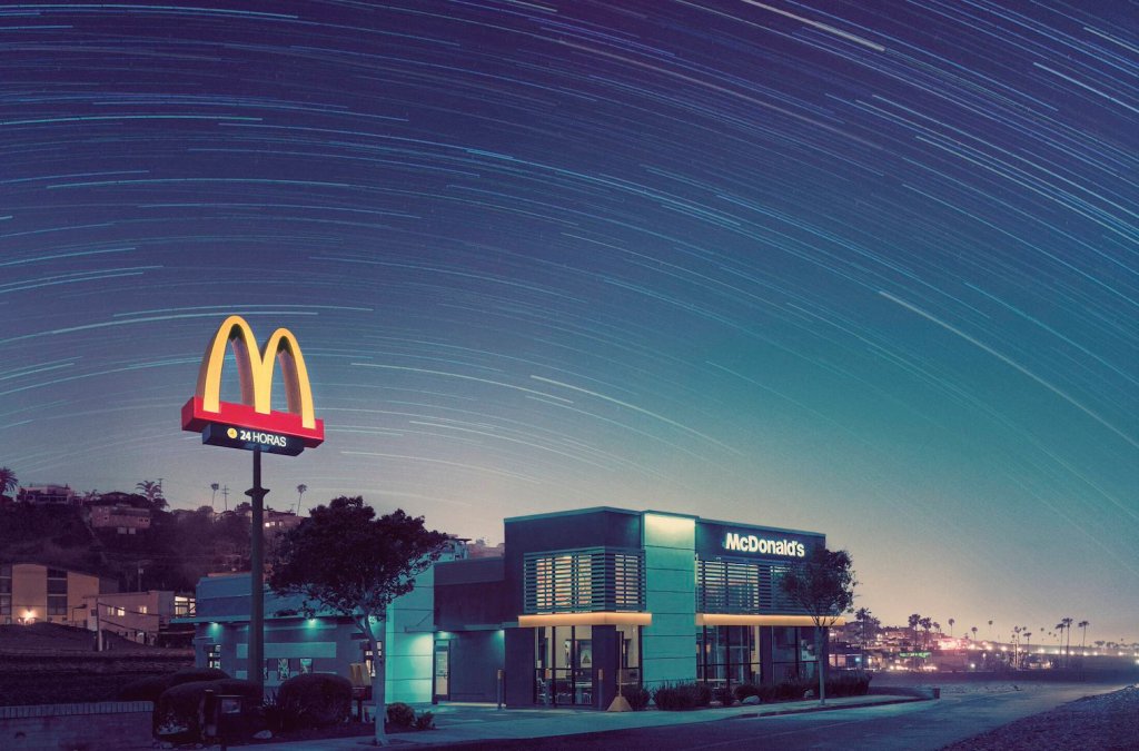 Publicité McDonald's - 24/24h - Enseigne McDonald's de nuit avec un filé d'étoiles dans le ciel - Agence Cámara/TBWA - Uruguay - 2019