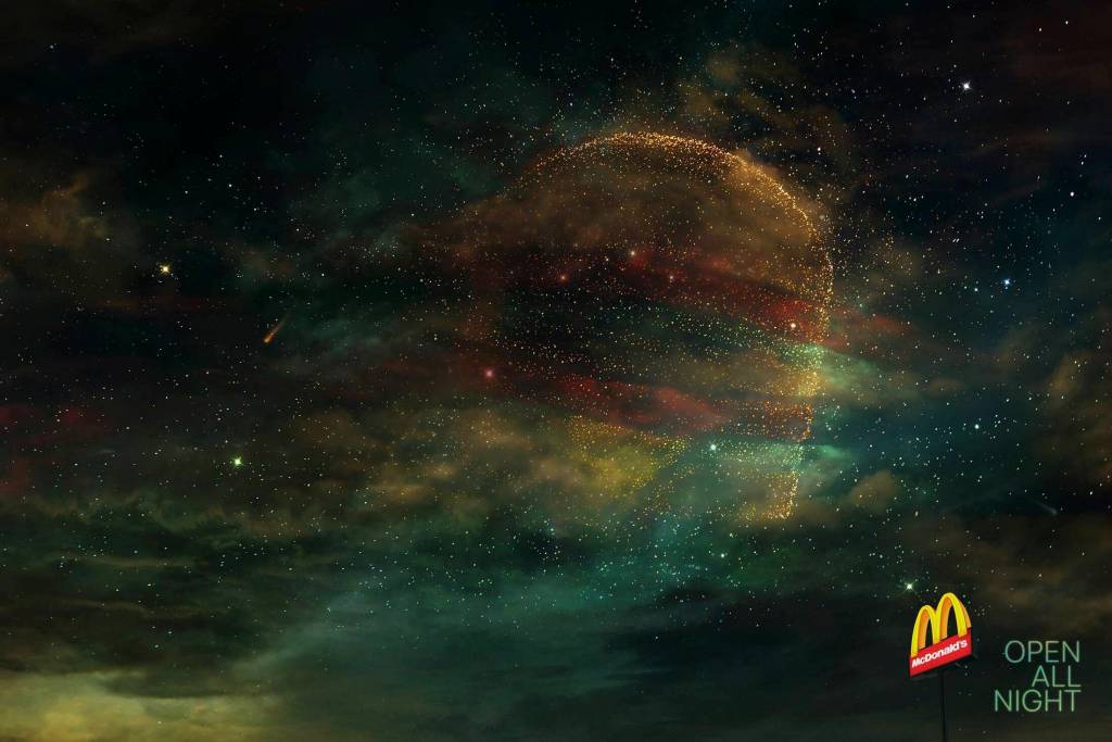 Publicité McDonald's - 24/24h - Open All Night - Les étoiles dans le ciel dessinent un BigMac - Agence LeoBurnett - Arabie Saoudite - 2020